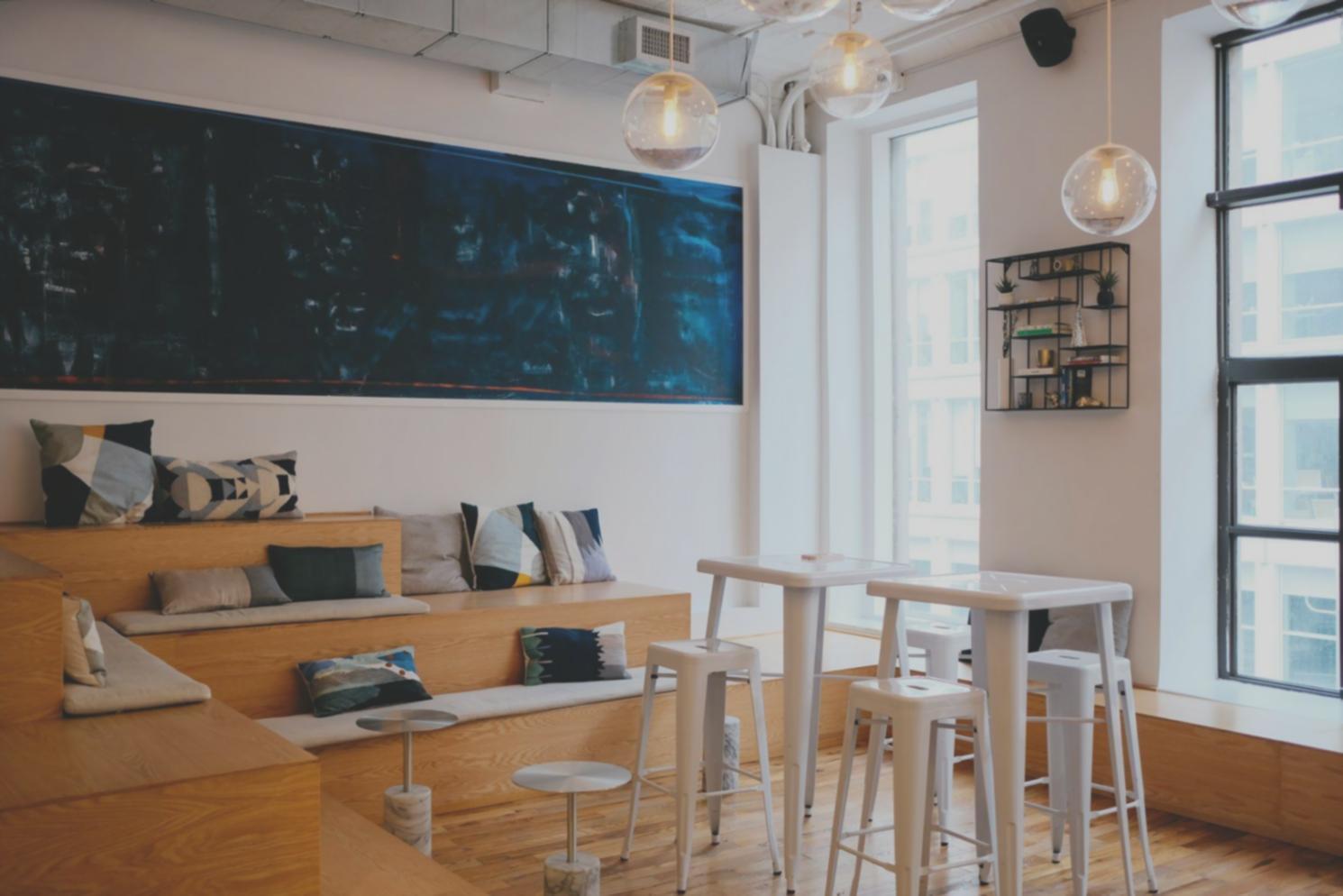 Espace de travail collaboratif avec tableaux d'analyse financière